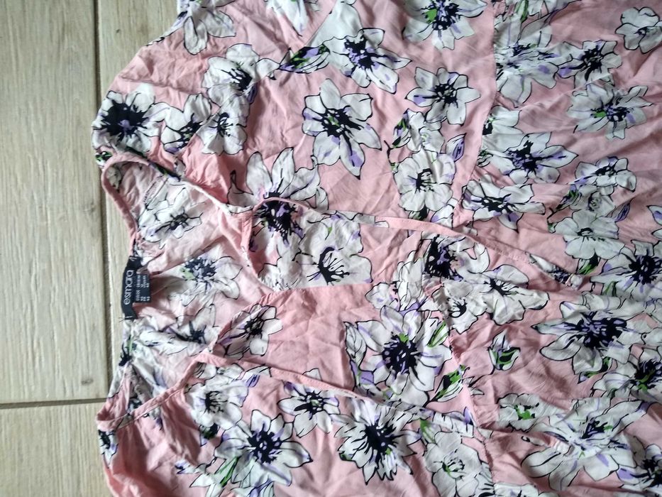 Damska bluzka z długim rękawem z motywem kwiatowym.