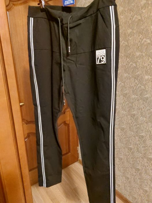 Комлект: свитшот( двунитка) и штани з лампасами на резинці.