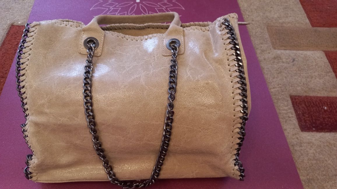 Stella McCartney torba skórzana z łańcuchami perłowy beż