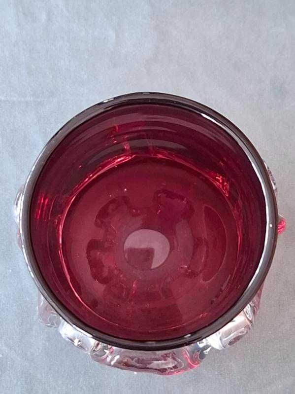 szklany wazonik w kolorze ciemnym bordo