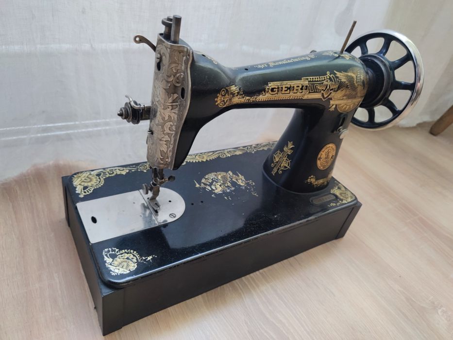 Zabytkowa maszyna do szycia Singer Rekwizyt historyczny 1930 rok