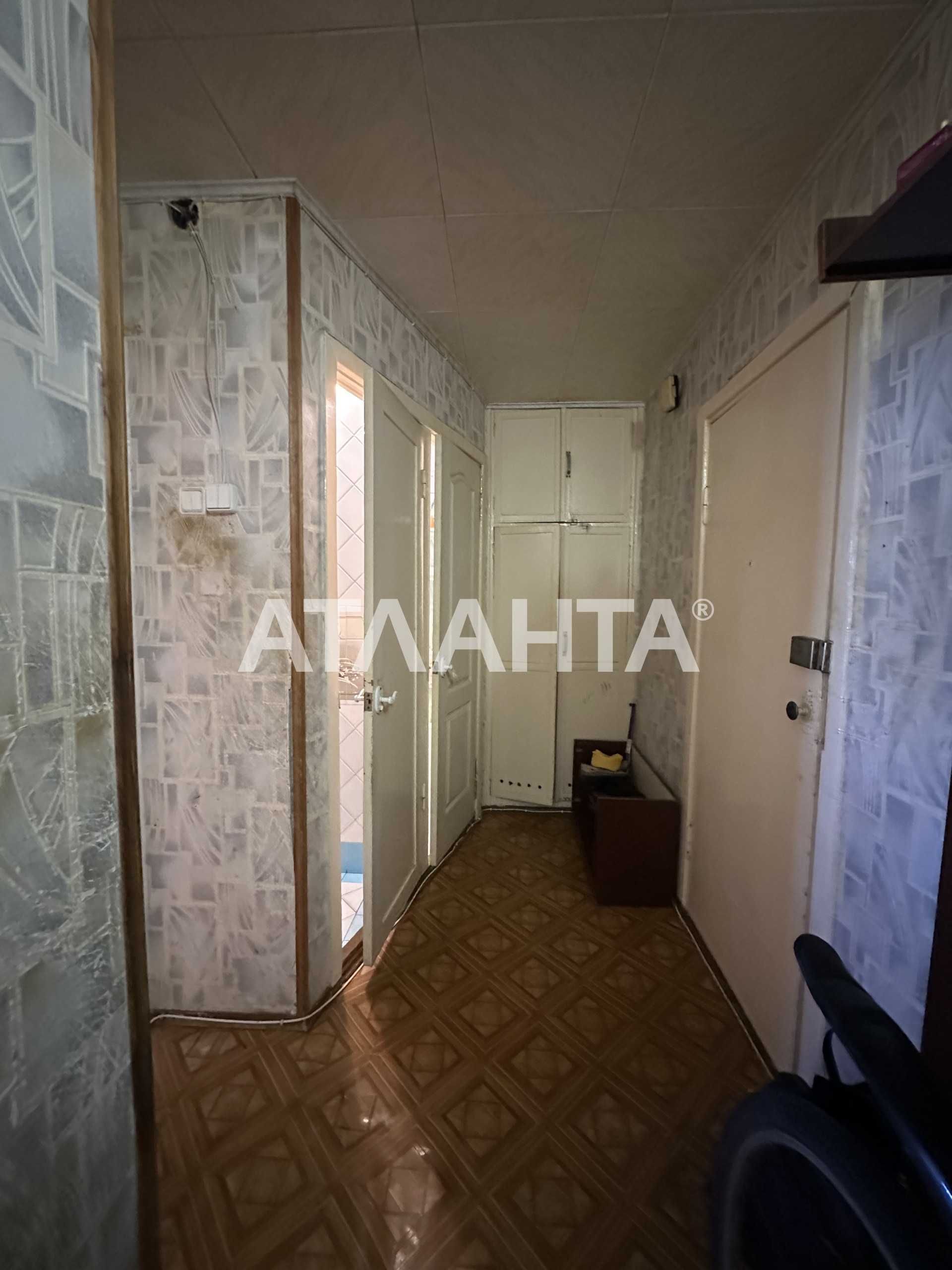 Двухкомнатная квартира на среднем этаже на Таирова
