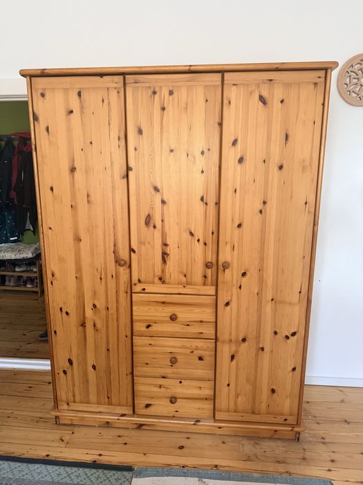 Ładna szafa sosnowa z szufladami. Dowóz