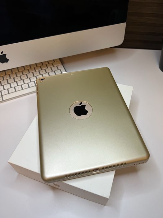 iPad 6. generacja 128 GB Wi-Fi + Cellular + Etui z klawiaturą