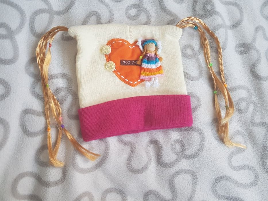 Unikatowa śliczna czapka z warkoczymami