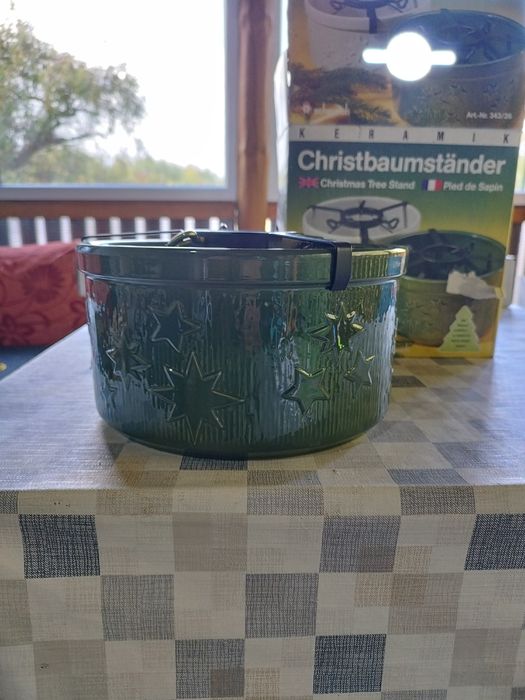 Ceramiczny stojak pod choinkę.