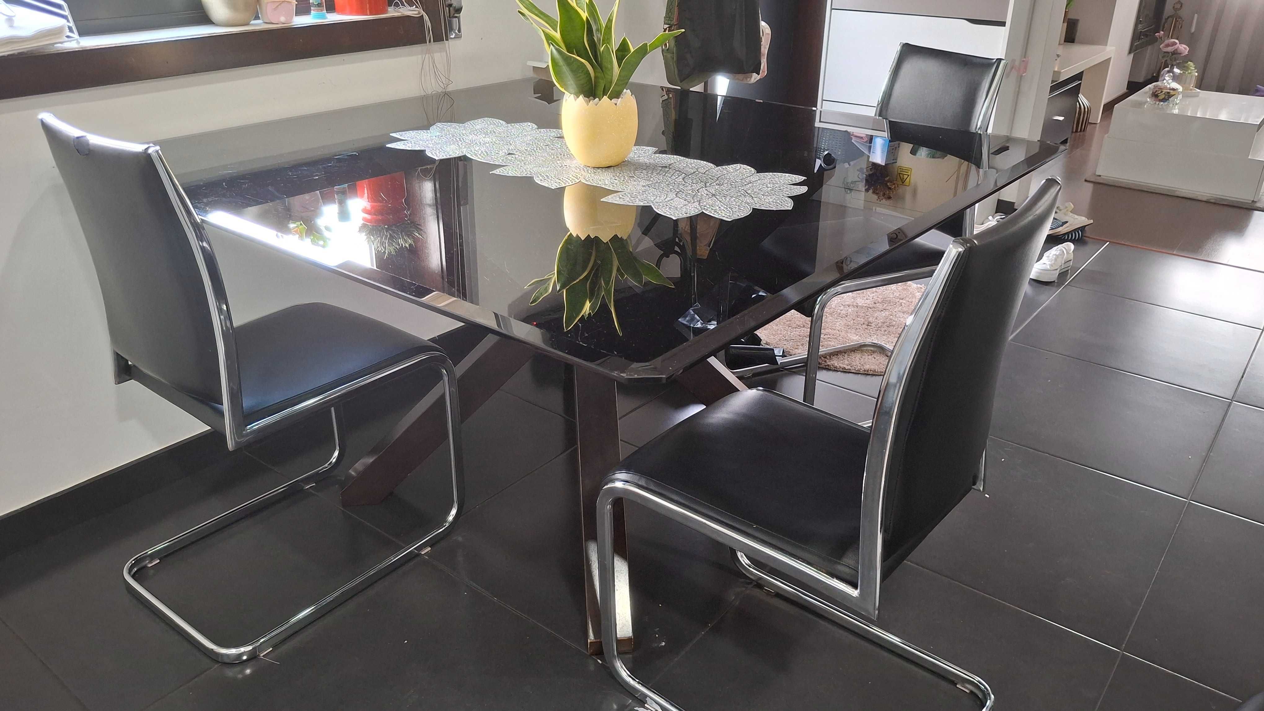 Mesa de jantar com tampo em vidro temperado
