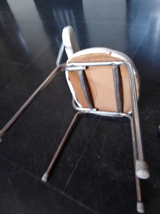 Cadeira Vintage Almofadada A BrancA -5E -Jarro azul lindo -5E Desde 2E