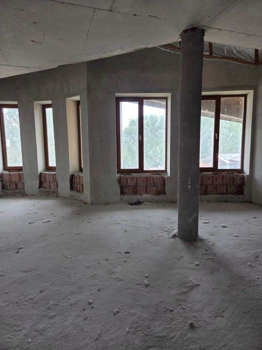 Будинок біля води. Будинок на березі Дніпра.