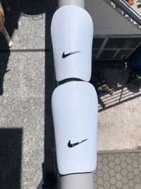 caneleiras brancas Nike