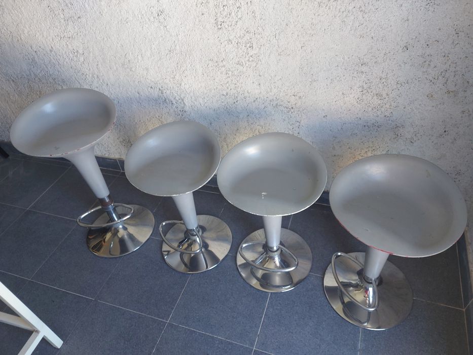 4 bancos de bar cinzentos