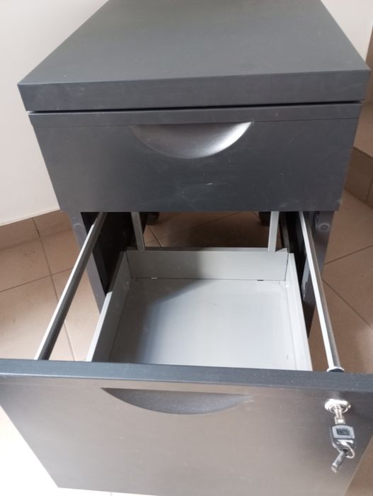 Czarna szafka na kółkach 57x50.5x41 cm