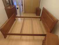 Cama de casal de madeira maciça com estrado