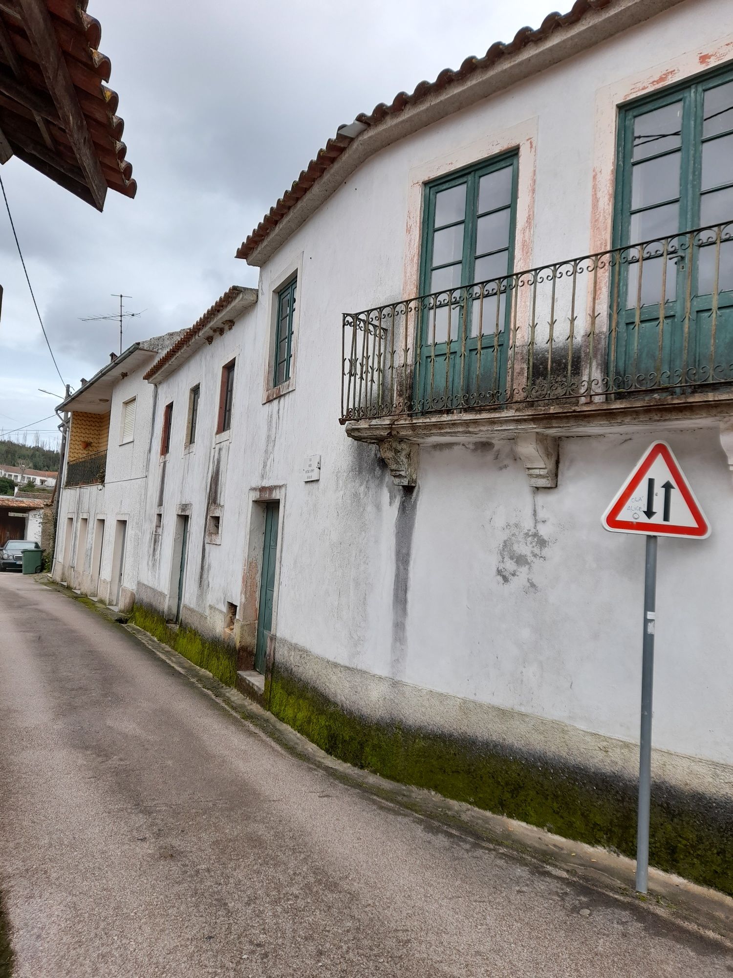 Casa de aldeia perto do rio