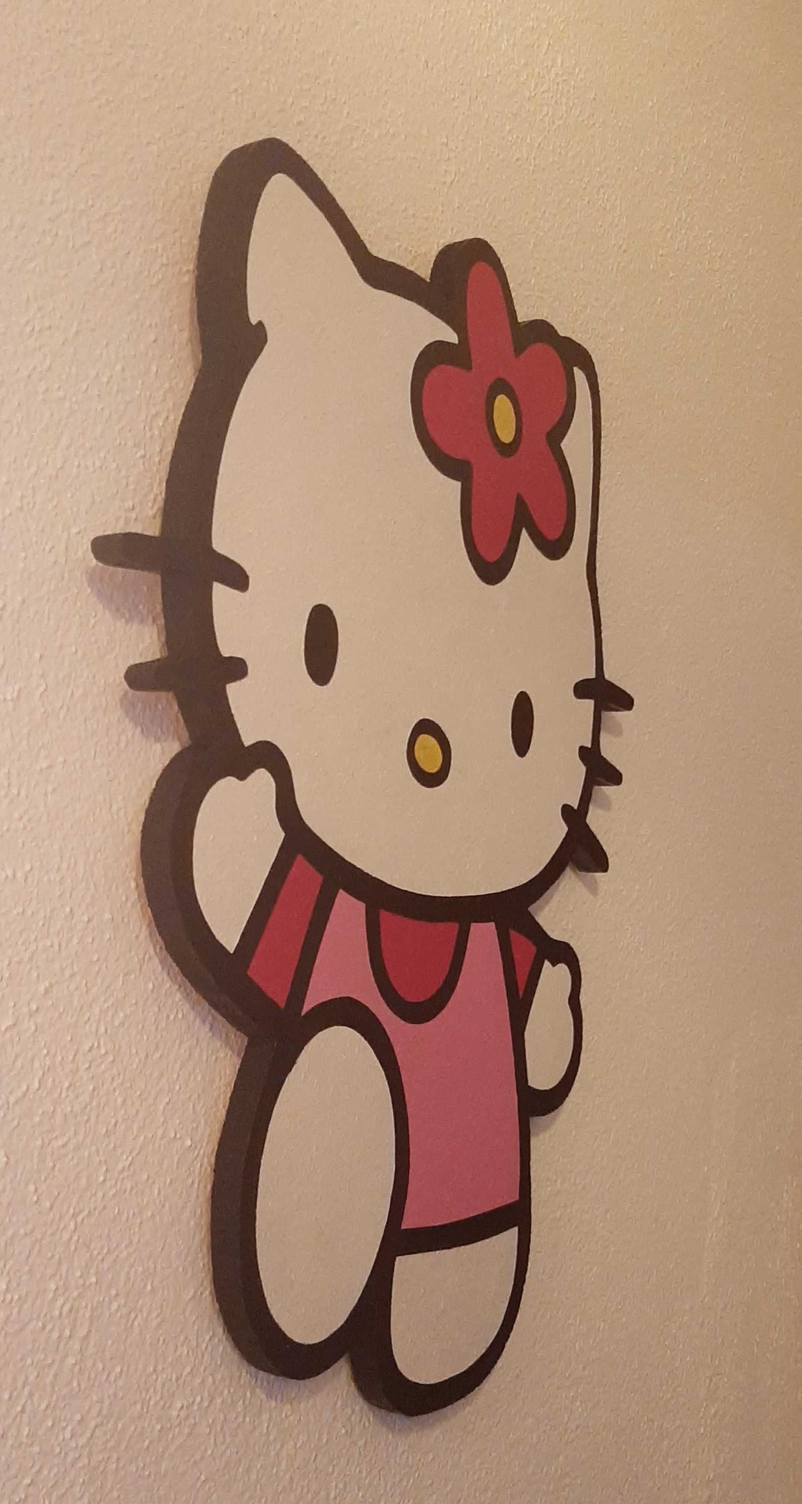 Hello Kitty pintada em aglomerado de madeira