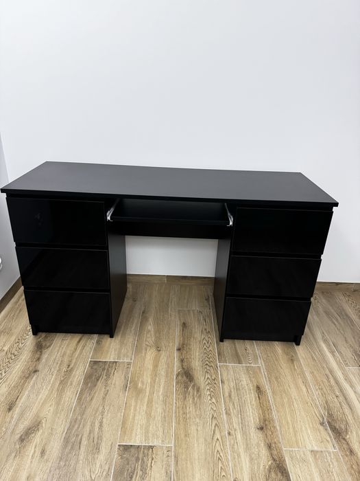 Biurko czarne z 6 szufladami i półką na klawiaturę