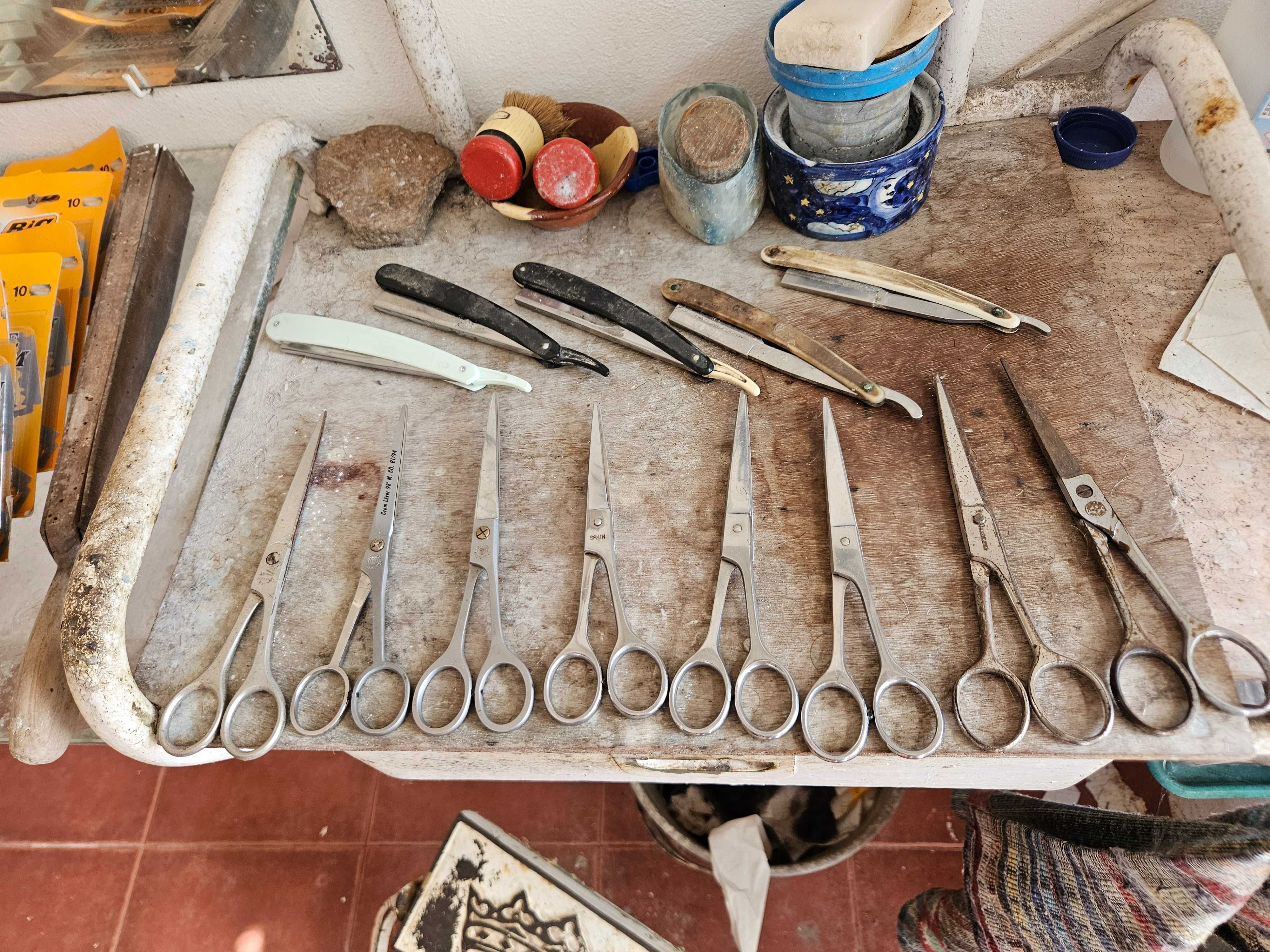 Cadeiras de barbeiro antigas e acessórios