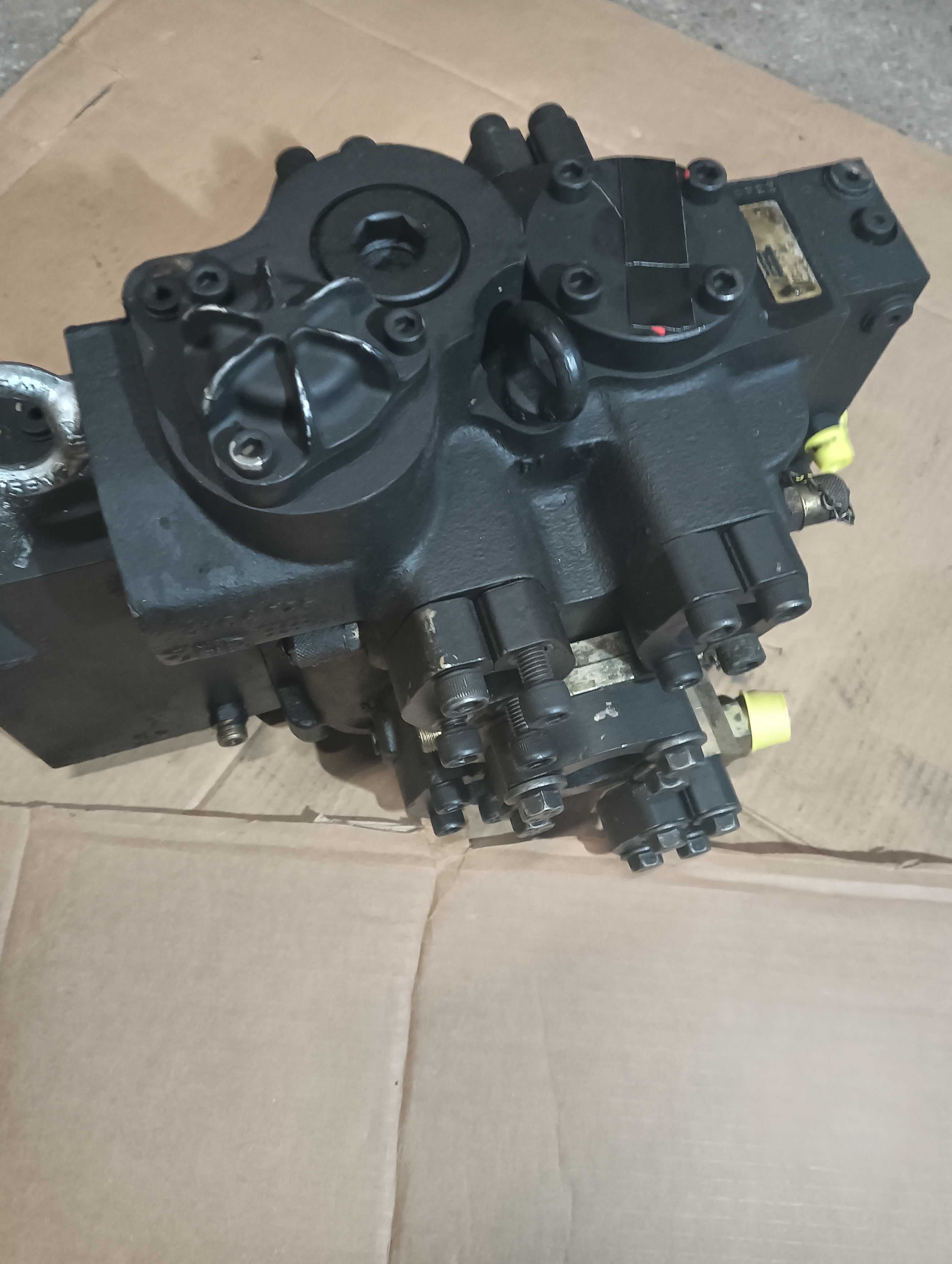Rozdzielacz-zawór regulacji ciśnienia oleju. Ładowarka Volvo L-120D,E