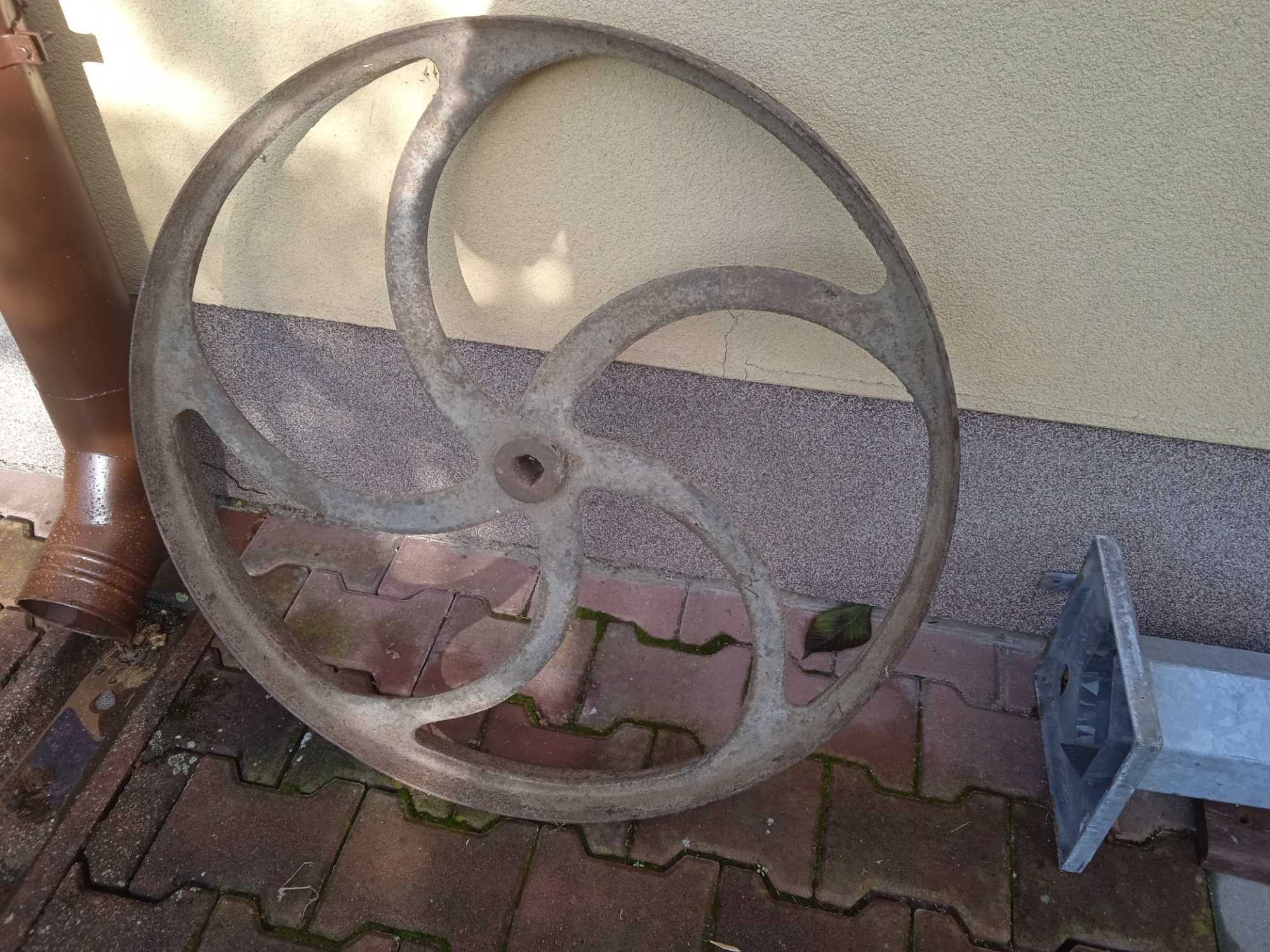 Koło od sieczkarni, podstawa pod parasol ogrodowy