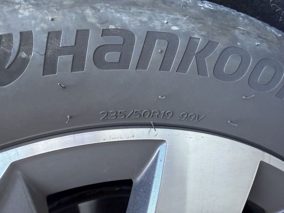 Pneus 235 / 50 / 19 99v Hankook meio uso