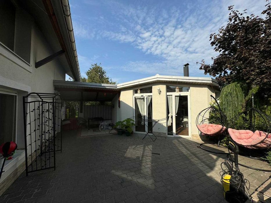 Продаж будинку з ремонтом, з подвір'ям Винники