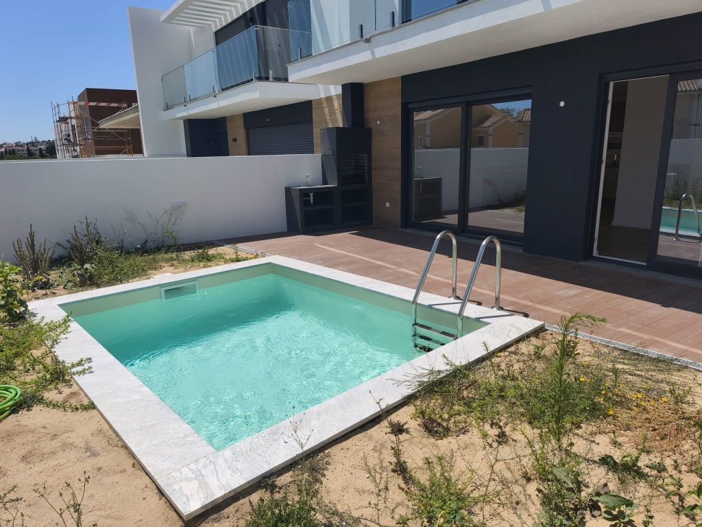 Moradia T4 em Banda com Piscina | Albarraque