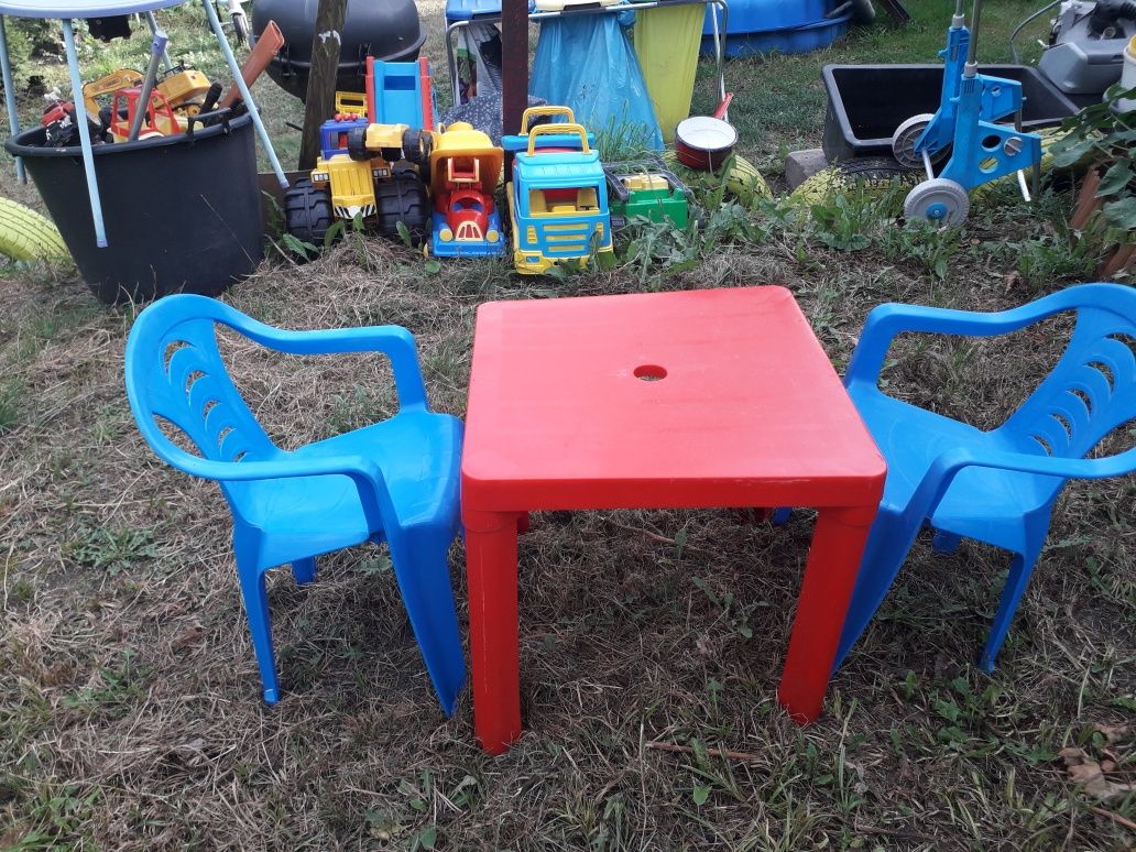 Stoliczek i dwa krzesełka