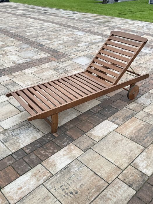 leżak drewniany z kółkami