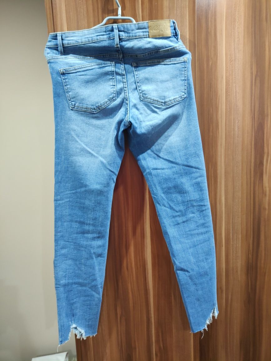 Spodnie damskie jeansy poszarpania Sinsay S36