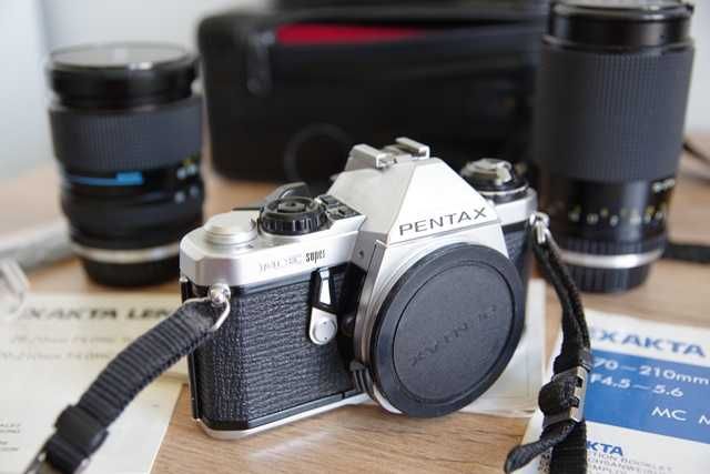 Sprzedam zestaw z aparatem PENTAX ME SUPER