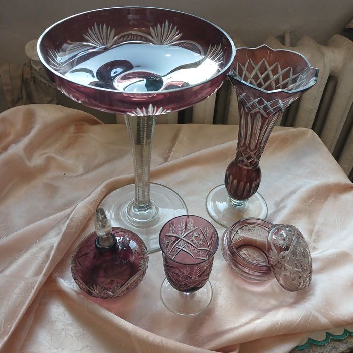 Продам старинный цветной хрусталь , изделия из бронзы с перламутром,