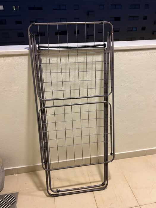 Varal de metal para pousar roupas