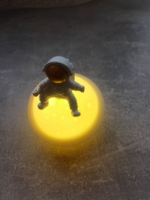 Нічник “Космонавт на Місяці” — на батарейках (в комплекті)