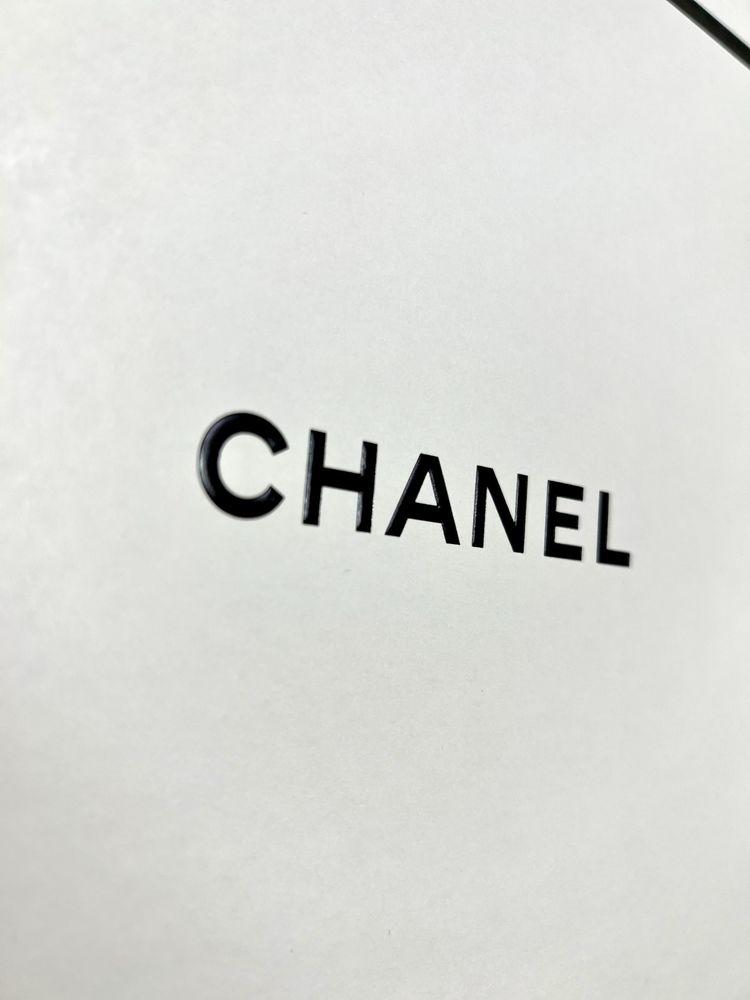 Caixa em papel da Chanel
