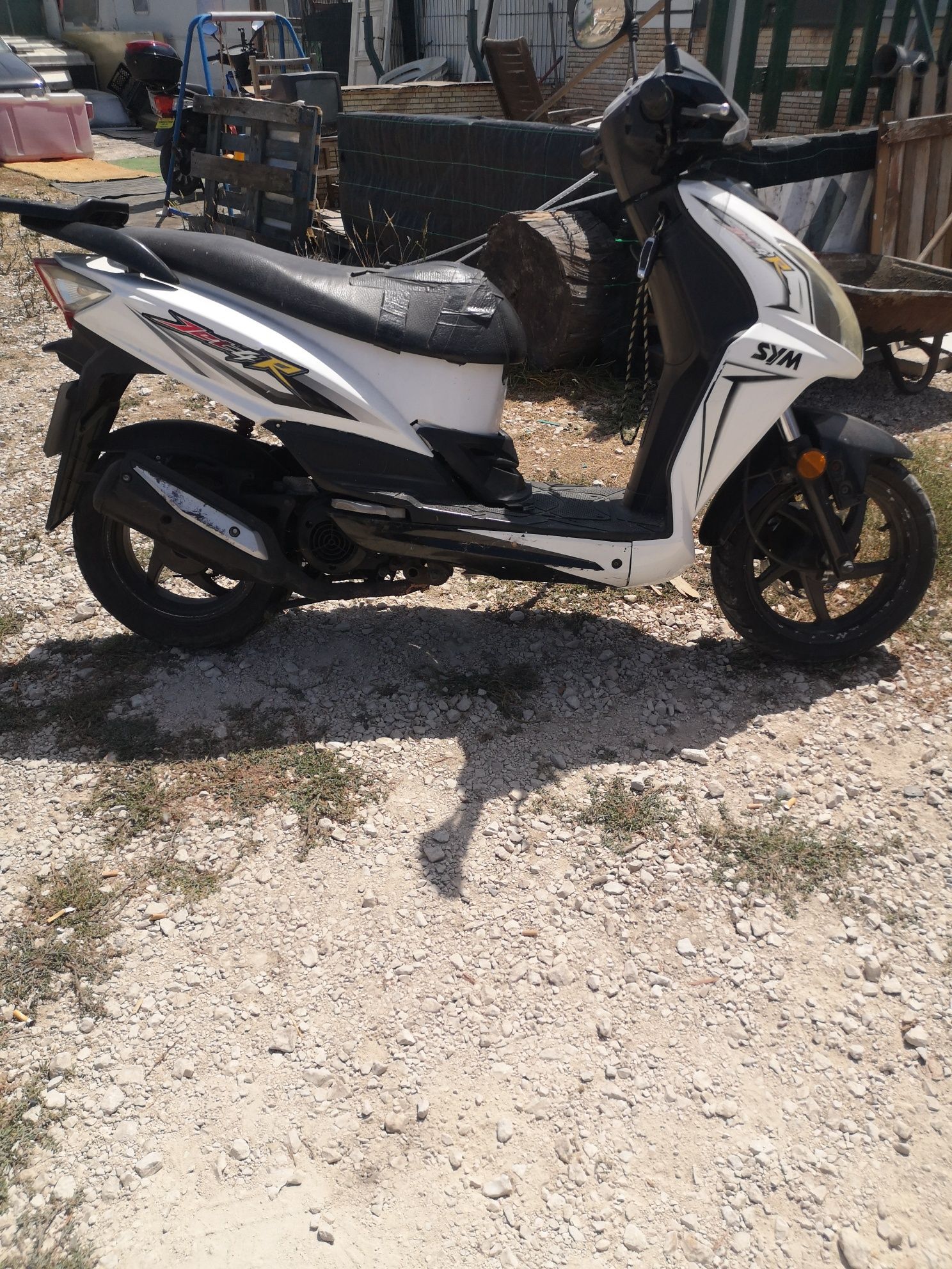 Troco ou vendo por algo do mesmos valores sym jet 4r  50 cc