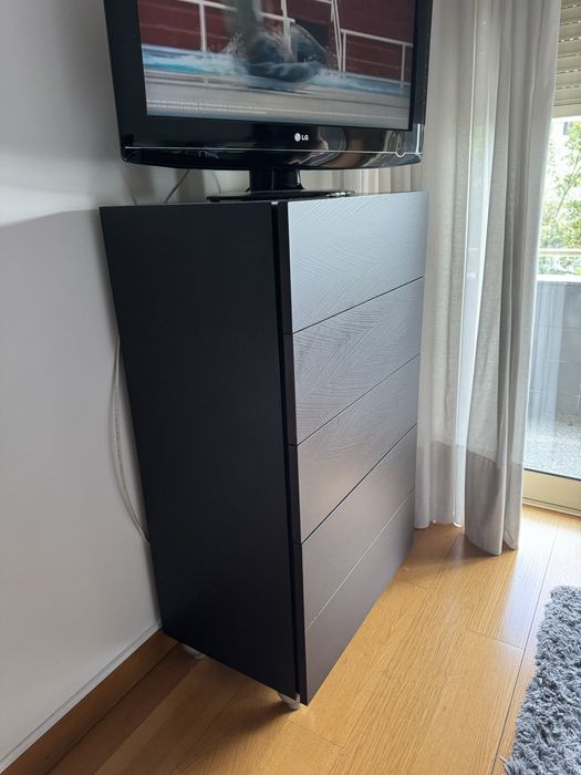 Quarto (cama, camiseiro e mesa de cabeceira)