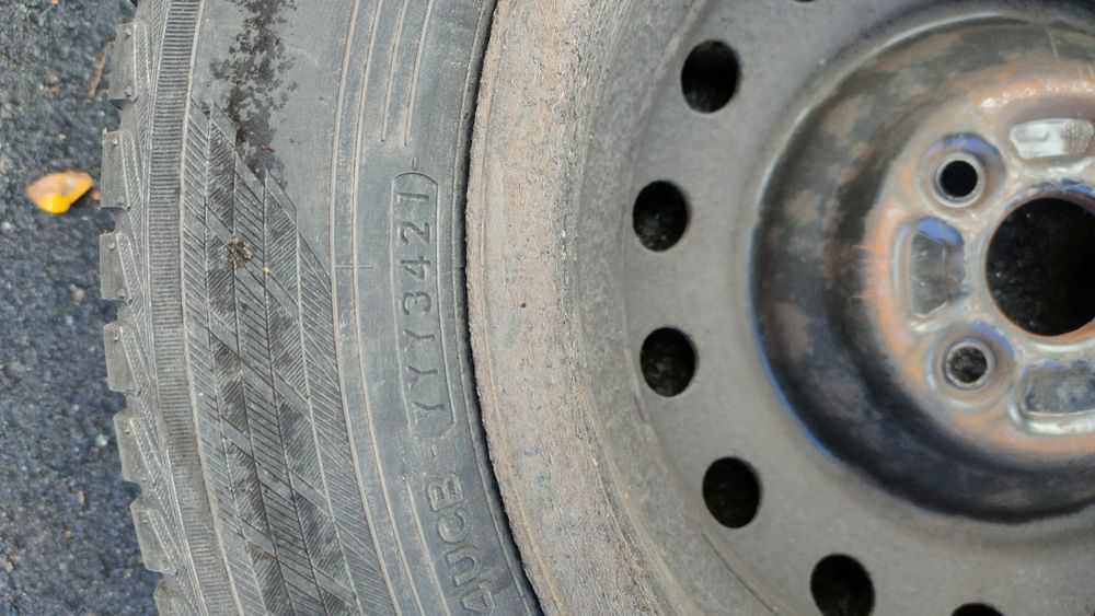 Sprzedam felgi stalowe 15” z zimowymi oponami– Corolla E12 4x100