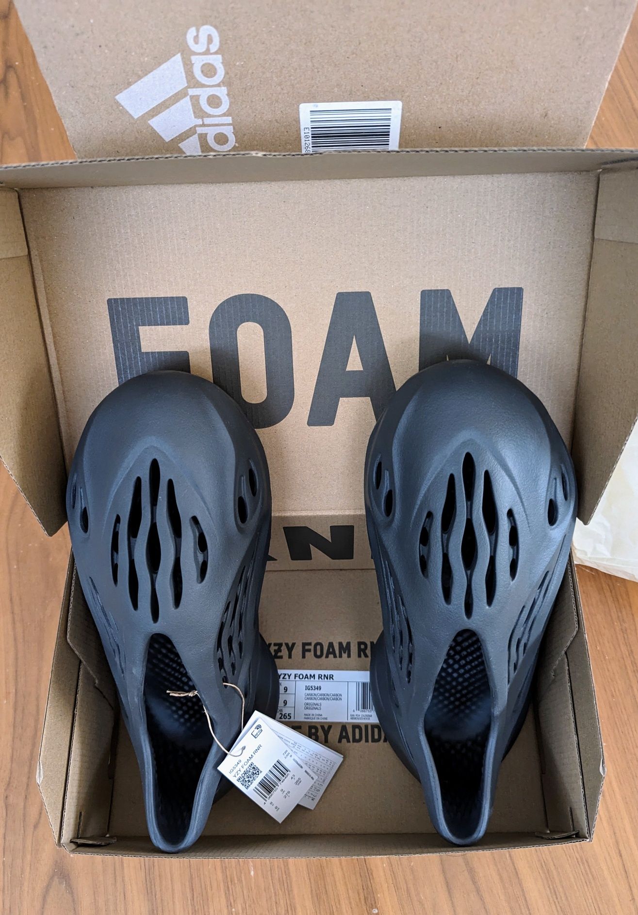 YZY Foam RNR Carbon 43 NOVO