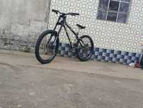 Bicicleta. Para fazer downhill.