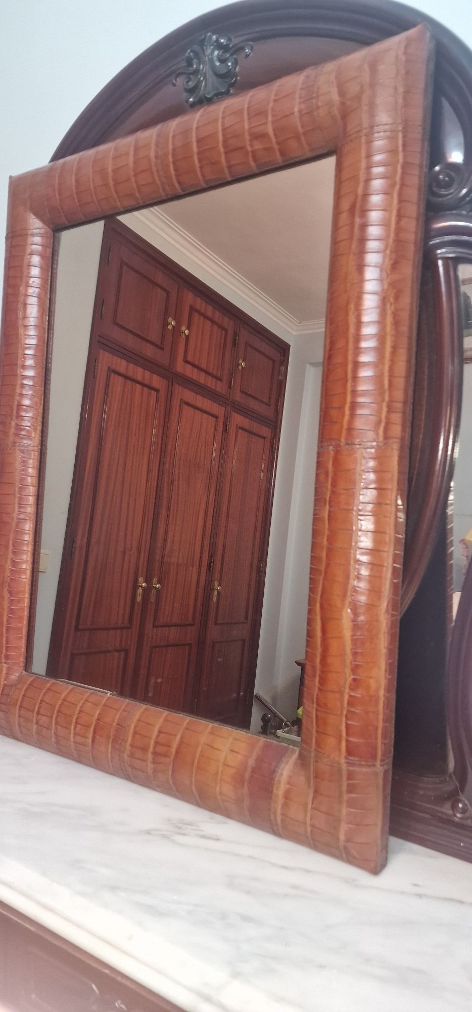 Espelho com moldura em couro