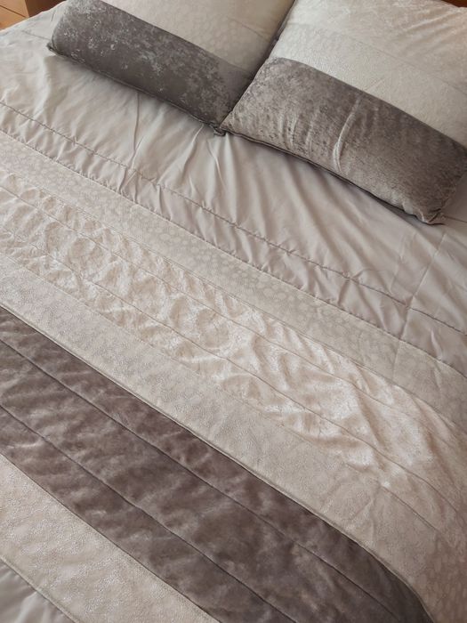 Edredão com almofadas