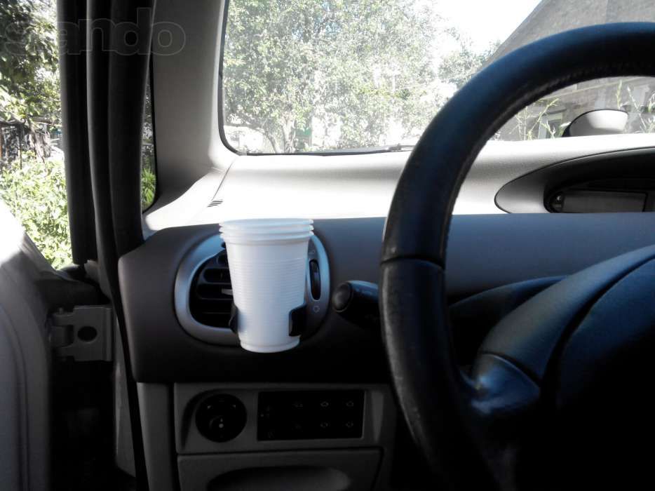 Держатель для стакана на воздушные решетки в автомобиль