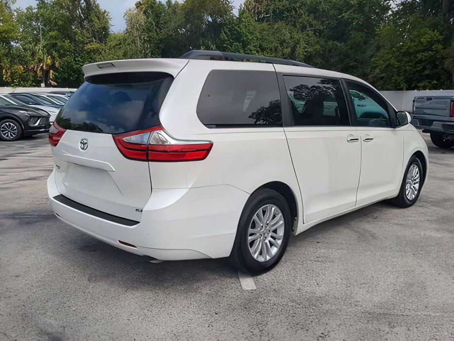 Toyota Sienna      2015