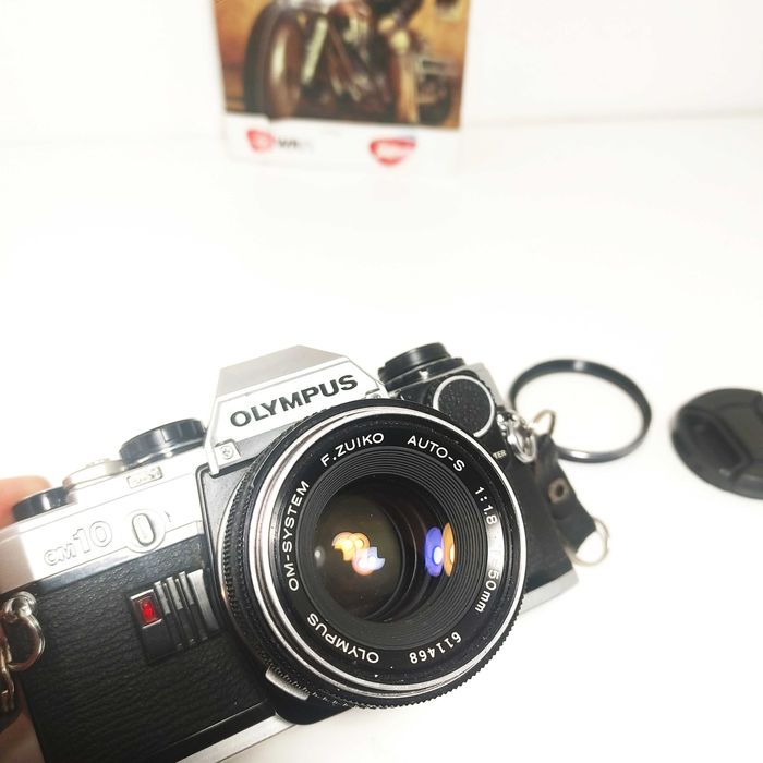 Lustrzanka analogowa OLYMPUS OM 10 z Zuiko 50 mm 1:1,8  maual adapter
