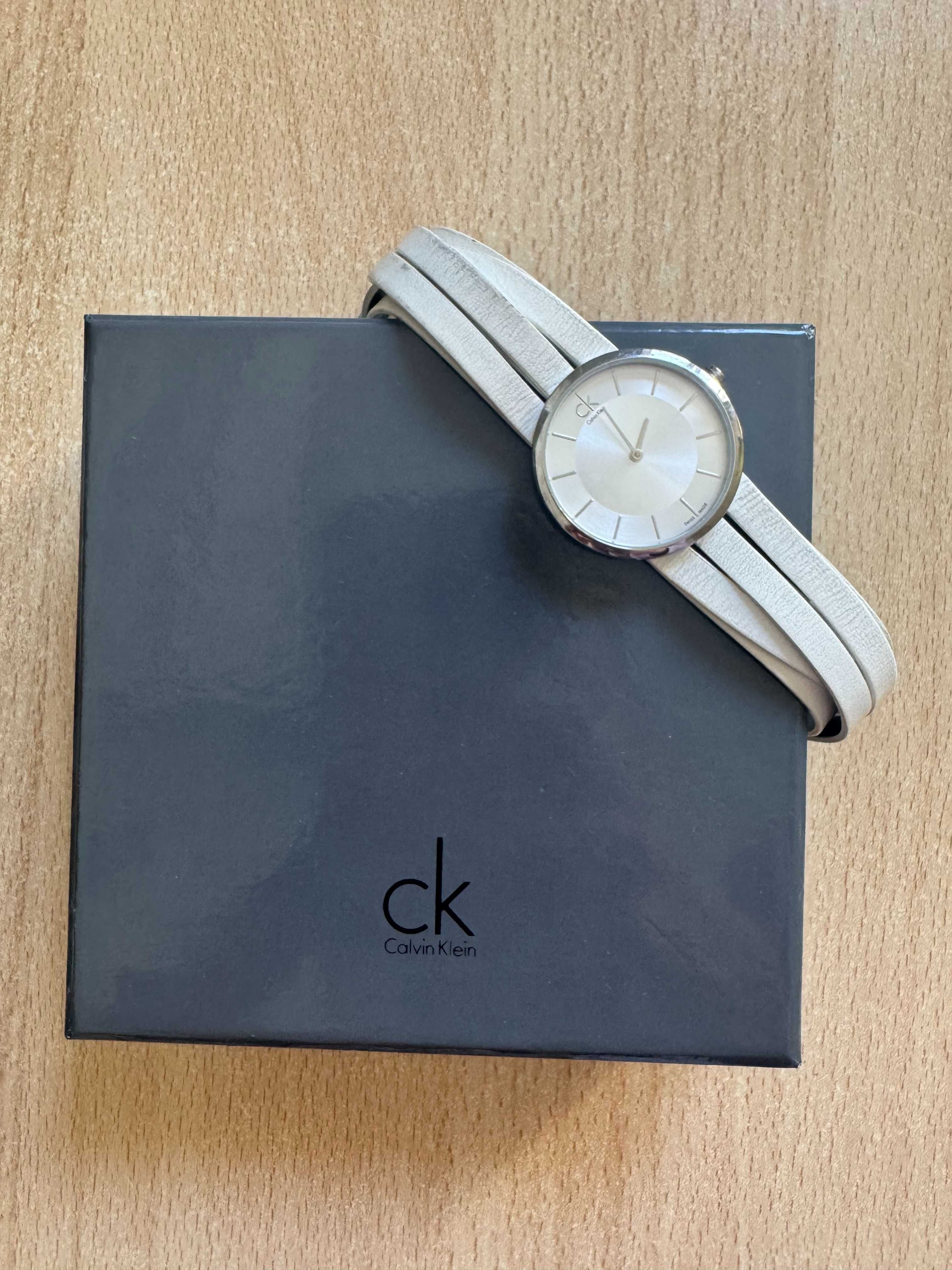 Жіночий годинник Calvin Klein з білим шкіряним ремінцем