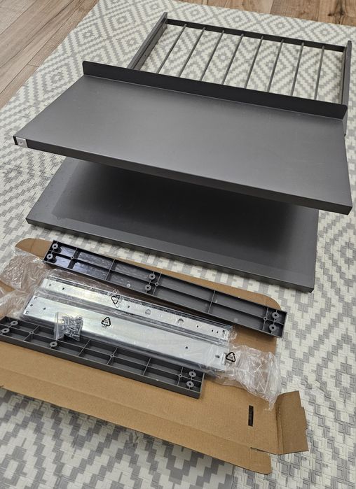 Półka na buty i wieszak na spodnie. Komplement do szafy Atomia. Casto