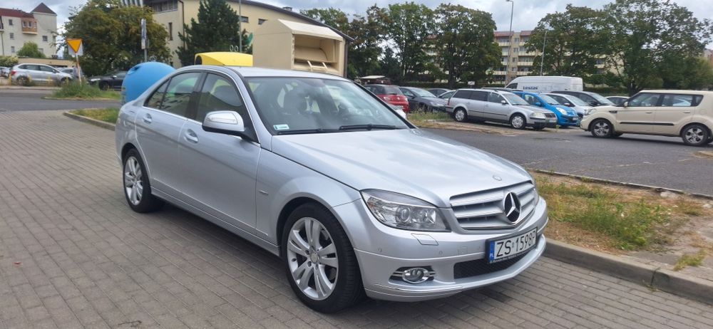 Piękny unikat awantgarde bardzo mały przebieg jak nowy  Mercedes C kla