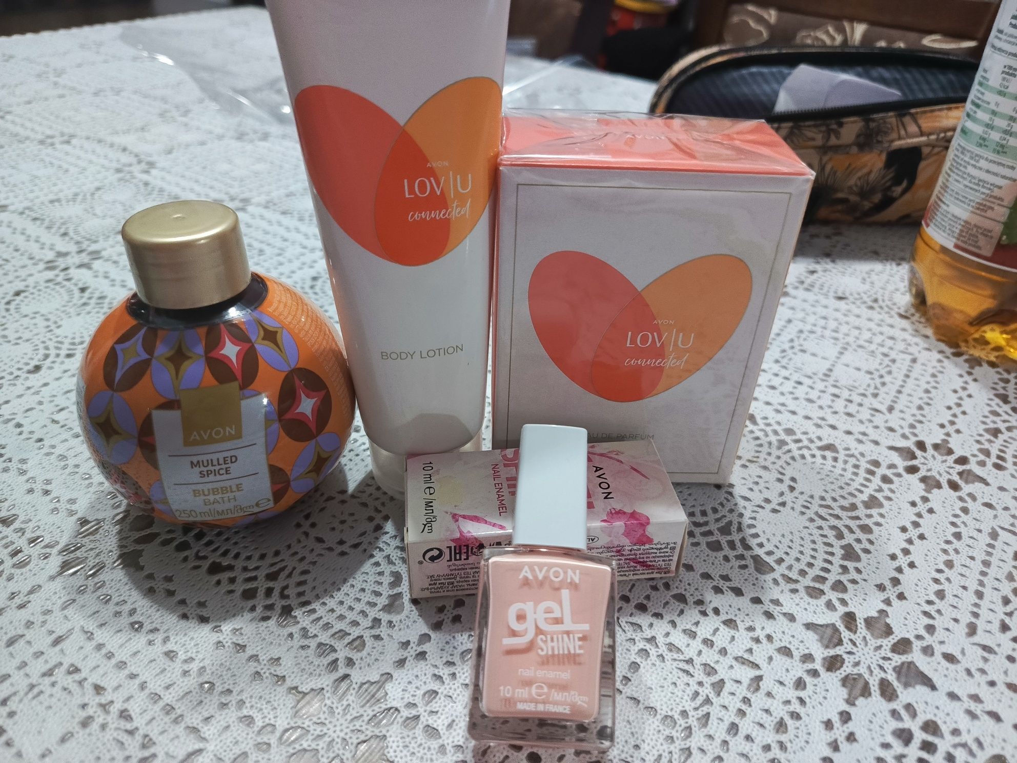 Zestaw kosmetyków dla niej Avon Loviu Connected