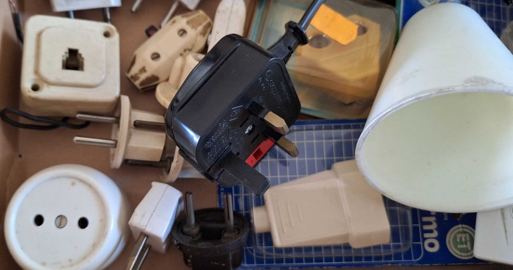 Casquilhos para Lâmpadas antigos e outro material elétrico