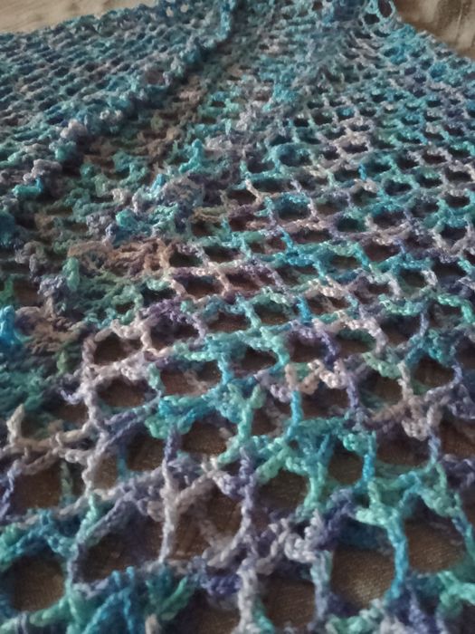 Шаль в'язана гачком блакитно фіолетового кольору . Ручної роботи .